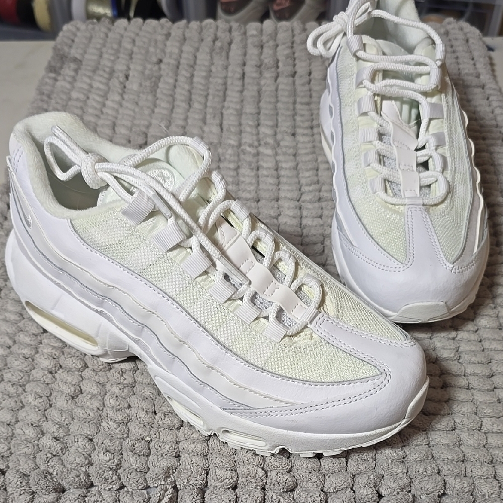 Nike White Sneakers with Breathable Mesh and Cushioned Sole